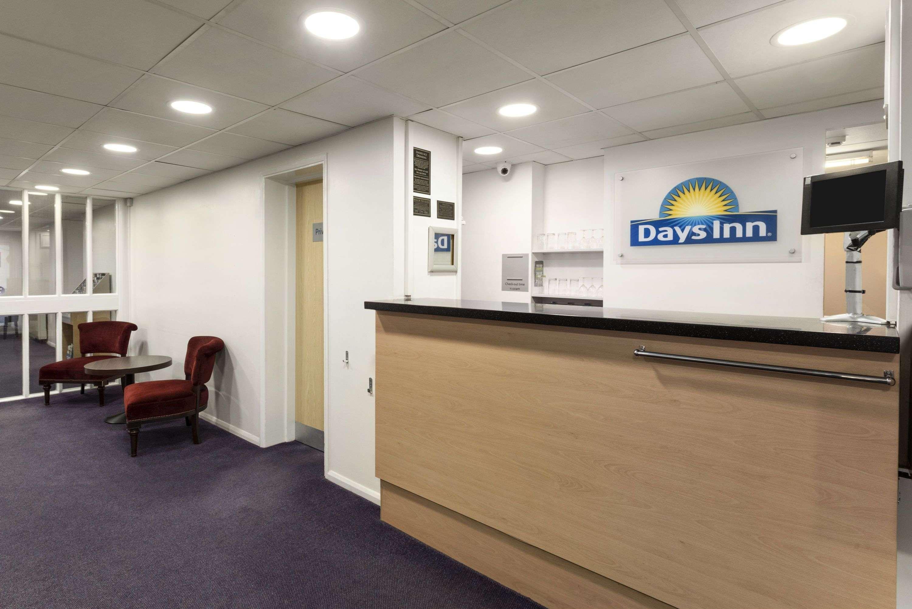 Days Inn Bridgend Cardiff Bagian luar foto