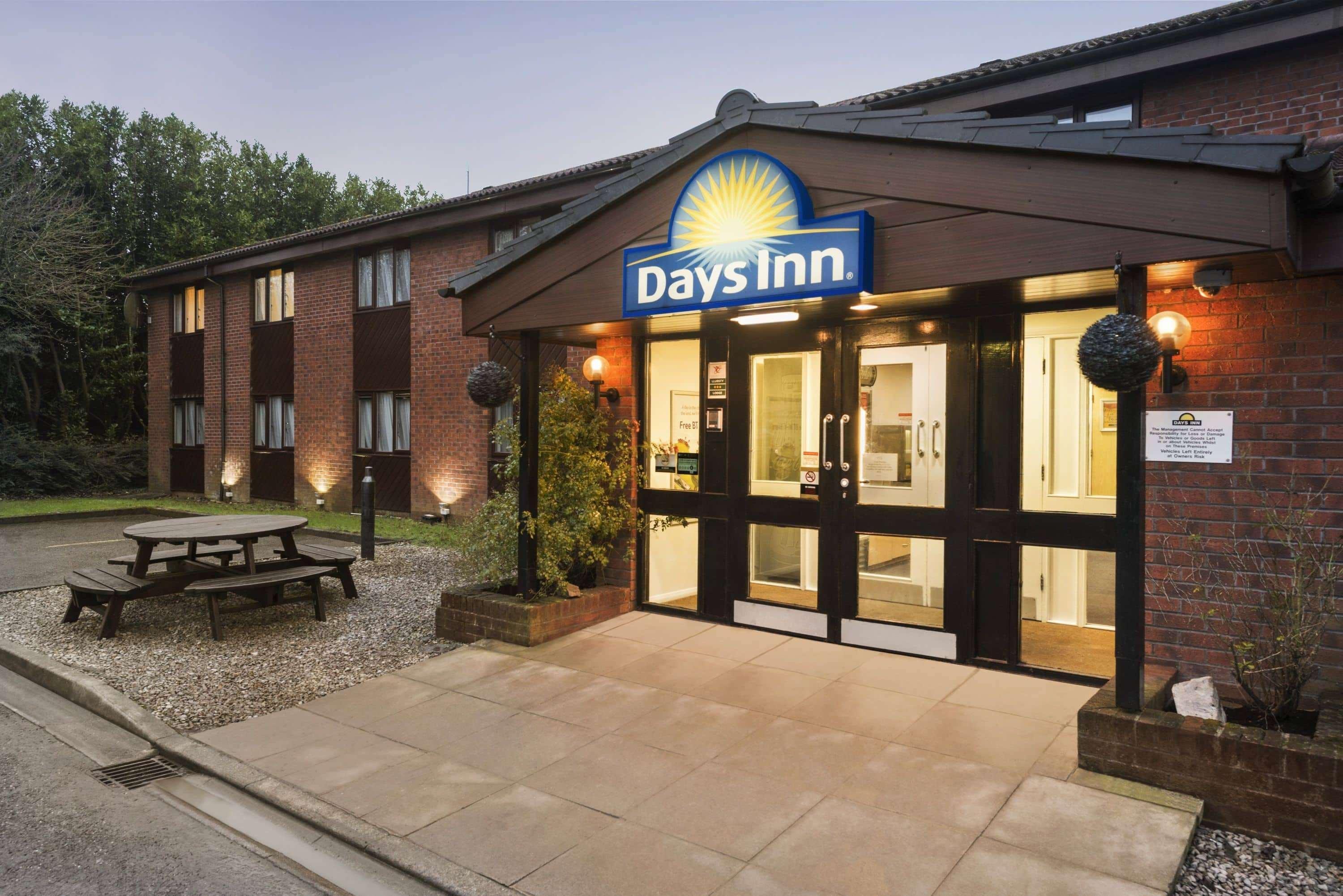 Days Inn Bridgend Cardiff Bagian luar foto